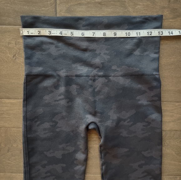 Spanx Seamless Black Camo Pattern Leggings - Picture 7 of 9